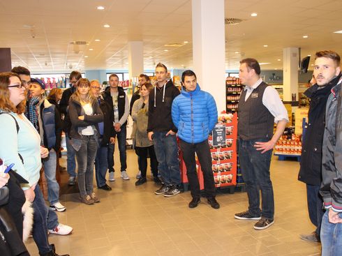 Marktleiter Christian Fresenius bei seiner Führung