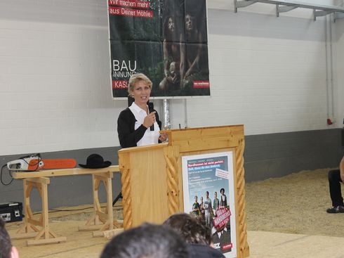 BZ-Geschäftsführerin Dr. Ute Urbon begrüßt die ersten Gäste