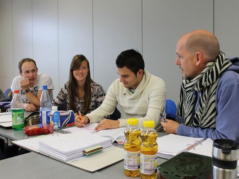 Annabell Kambach und ihr Team bereiten Fragen für das Interview mit dem Marktbetreiber vor