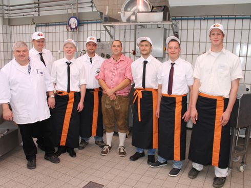 Ausbildungsmeister Wilfried Reinecke und seine Prüflinge
